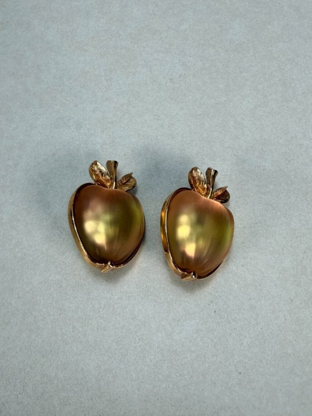 Sarah Coventry Signed Lucite Cabochon Gold Toned Apple Clip On Earrings - Picture 10 of 10
